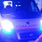 Bimbo alla guida di auto schiaccia il proprietario: è grave
