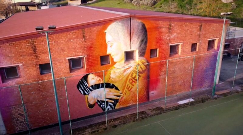Il murale "In-differenza" realizzato da Manu Invisible (foto Angelo Podda)