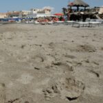 Ostia, incendi in due stabilimenti: cabine a fuoco