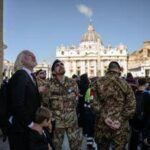 Assange ai funerali di Papa Francesco, fondatore Wikileaks a San Pietro