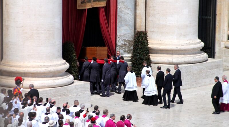 Con l’ultimo ingresso in Basilica, si chiude l’era di Papa Francesco - foto Isola online 24