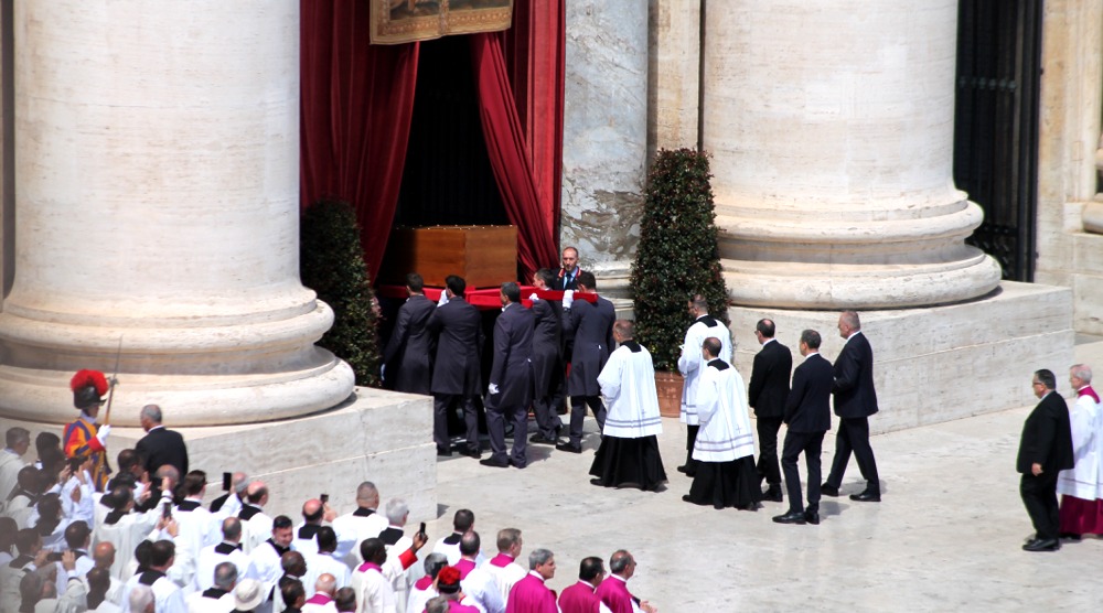 Con l’ultimo ingresso in Basilica, si chiude l’era di Papa Francesco - foto Isola online 24