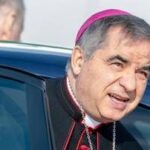 Conclave, il Cardinale Becciu verso il passo indietro