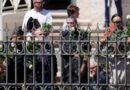 Funerali papa Francesco, il feretro accolto dagli ‘ultimi’: “Ci ha aperto le porte della Chiesa”