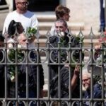 Funerali papa Francesco, il feretro accolto dagli ‘ultimi’: “Ci ha aperto le porte della Chiesa”