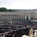 Papa Francesco, folla immensa in piazza per i funerali - foto Isola online 24