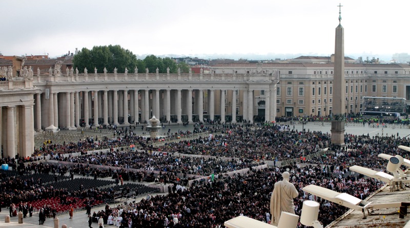 Papa Francesco, folla immensa in piazza per i funerali - foto Isola online 24