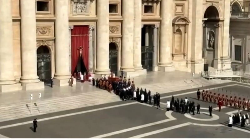 Papa Francesco, la traslazione della salma a San Pietro - immagine Adnkronos