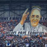 Papa Francesco, l’omaggio del Marsiglia: coreografia da brividi al Velodrome