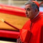 Conclave, il passo indietro di Becciu: «Obbedisco al Papa, non voterò»