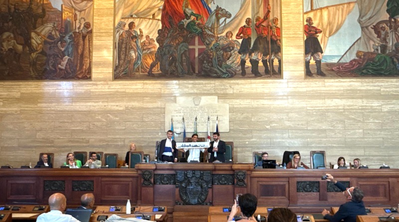 Cagliari, premiato in Aula il giovane bagnino eroe del Poetto - foto Comune di Cagliari