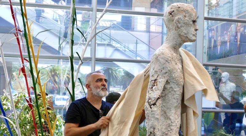 “Uomini di pietra”, le opere di Atzori e Sciola dialogano all’Aeroporto di Cagliari