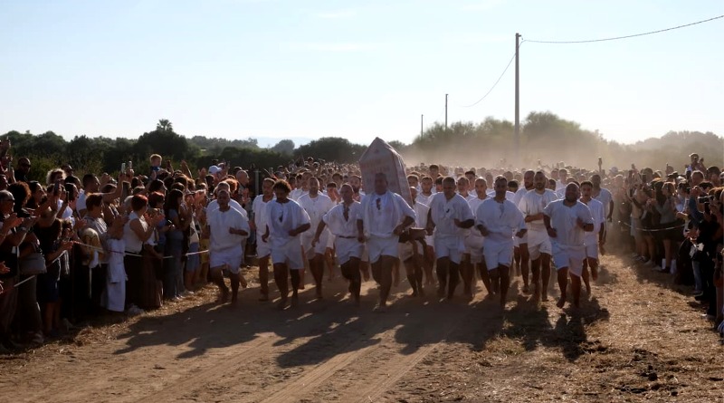 Cabras, oggi la Corsa degli Scalzi 2025: 900 uomini in corsa rinnovano il voto a San Salvatore - foto Ufficio Stampa Festa di San Salvatore