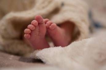 Roma, bimbo 4 mesi trovato privo di sensi dai genitori muore all’arrivo in ospedale