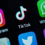 TikTok, Francia verso il bando per i minori: “È tossico e crea dipendenza”