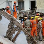 India, 6 morti in crollo edificio a Nuova Delhi: si continua a scavare tra le macerie