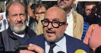 A Napoli flashmob di Fdi contro il velo integrale, Sangiuliano ‘No all’islamizzazione’