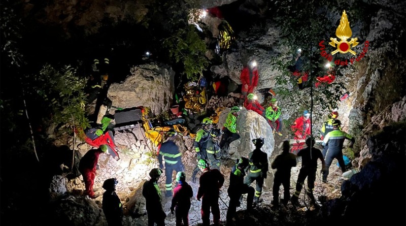 Urzulei, speleologo vivo dopo il crollo: corsa contro il tempo